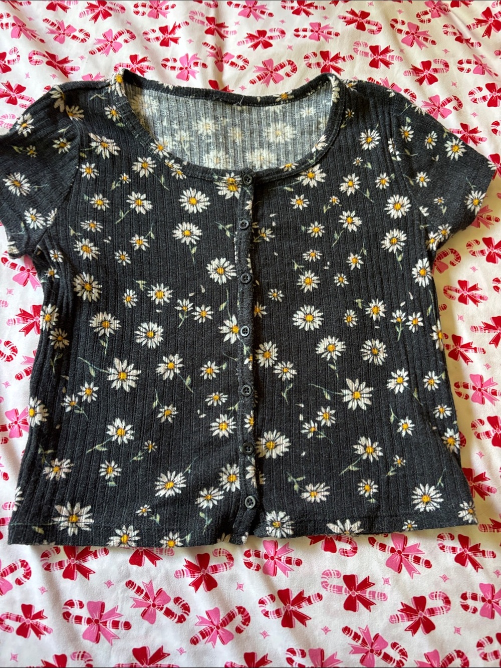 Black Ribbed Daisy Button-Front Crop Top - Picture 3 of 5